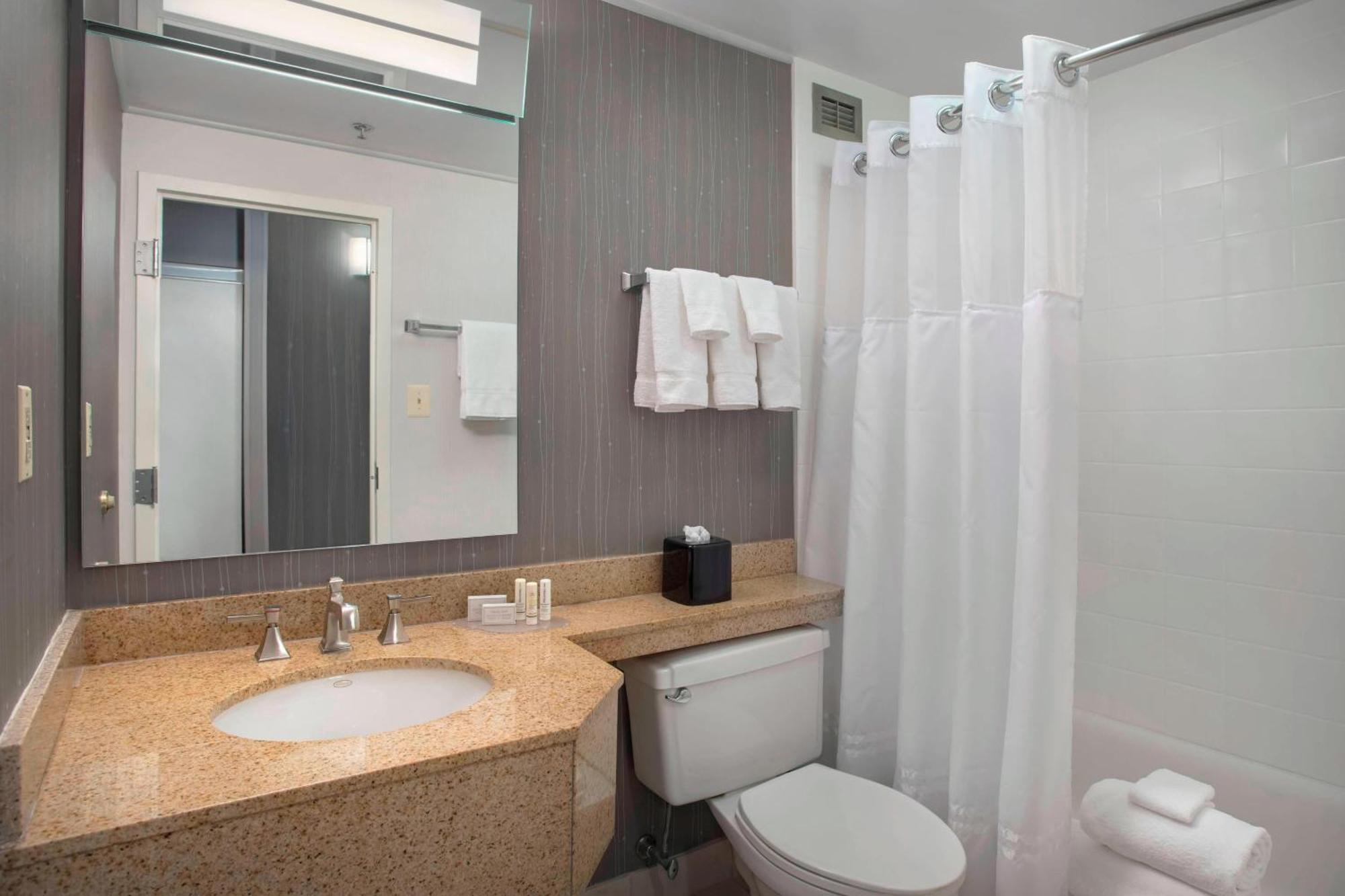 Готель Courtyard Wilmington Downtown Екстер'єр фото